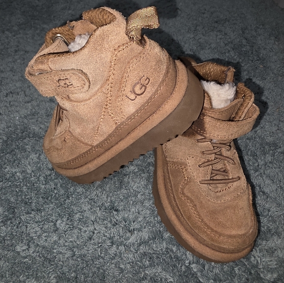 UGG Kids Tan Boots 6c - Picture 1 of 4